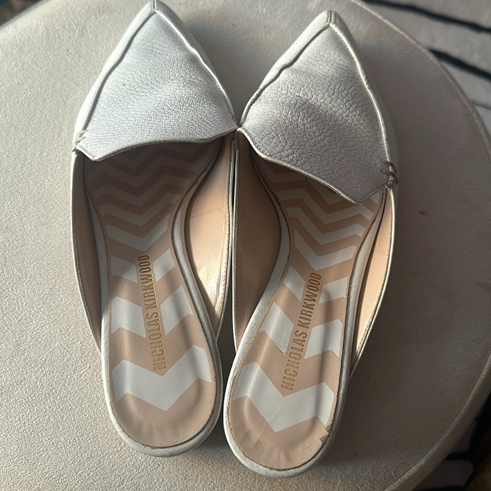 Nicholas Kirkwood Beya white pebbled backless flats - Picture 3 of 5